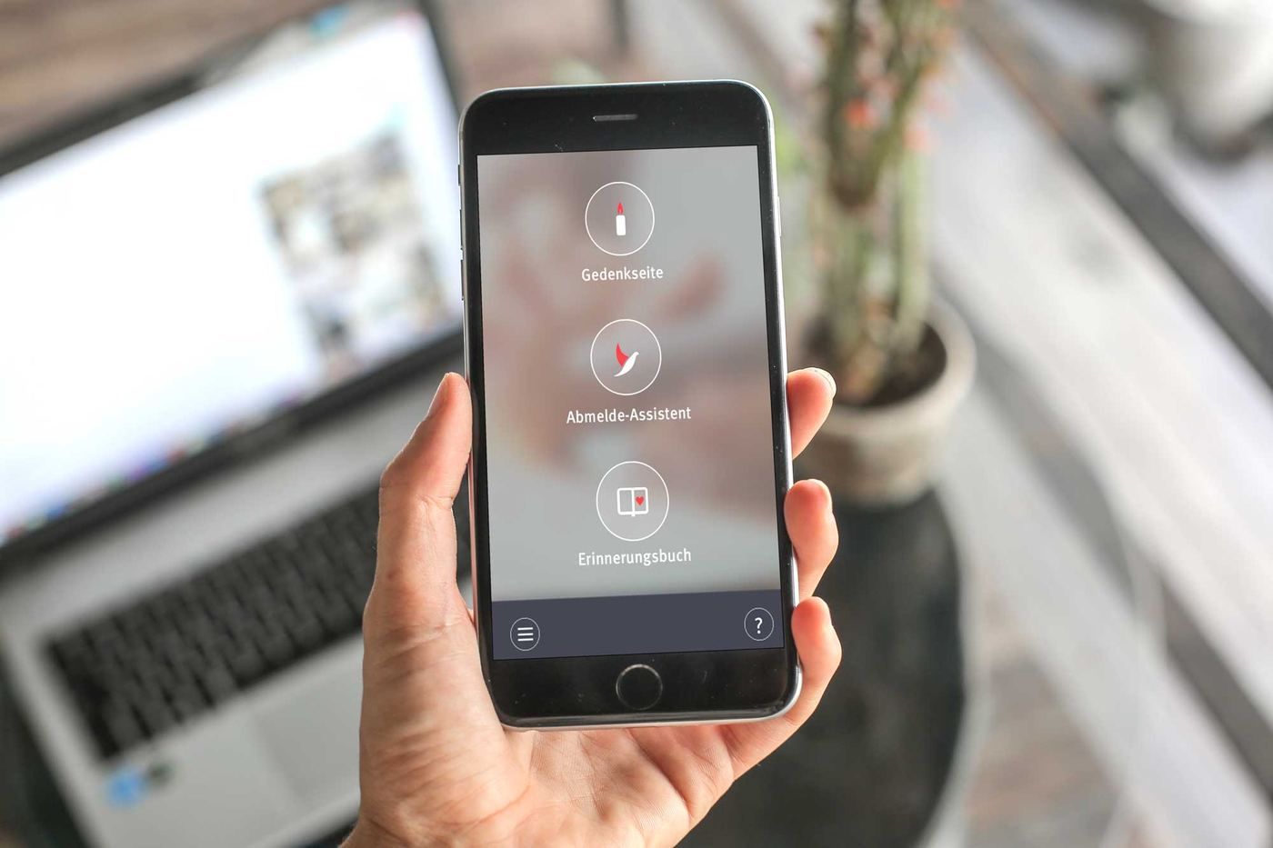 Smartphone mit dem Kunden-Center: Gedenkseite, Abmelde-Assistent und Erinnerungsbuch
