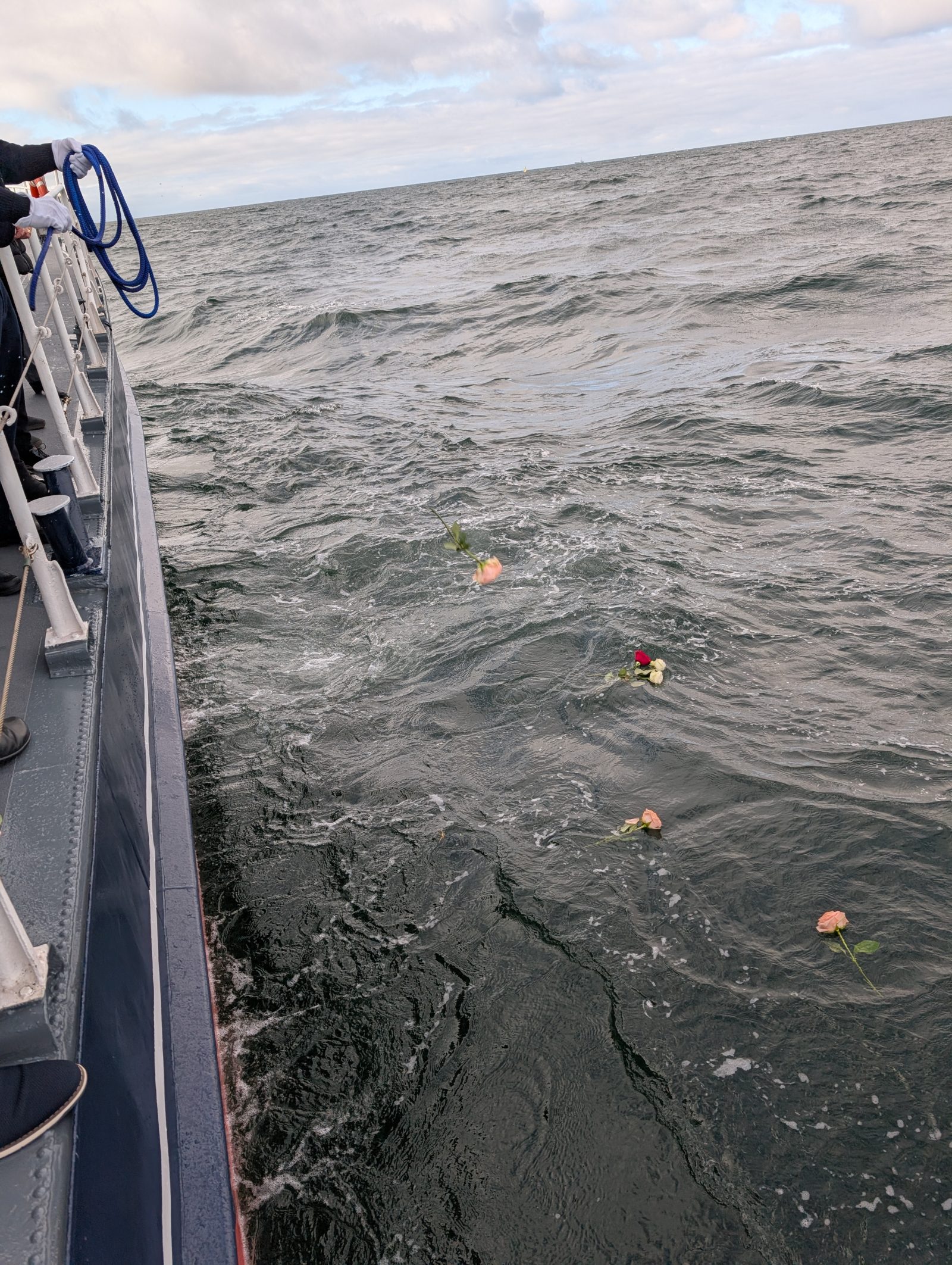Blumen als Grabbeigabe bei einer Seebestattung
