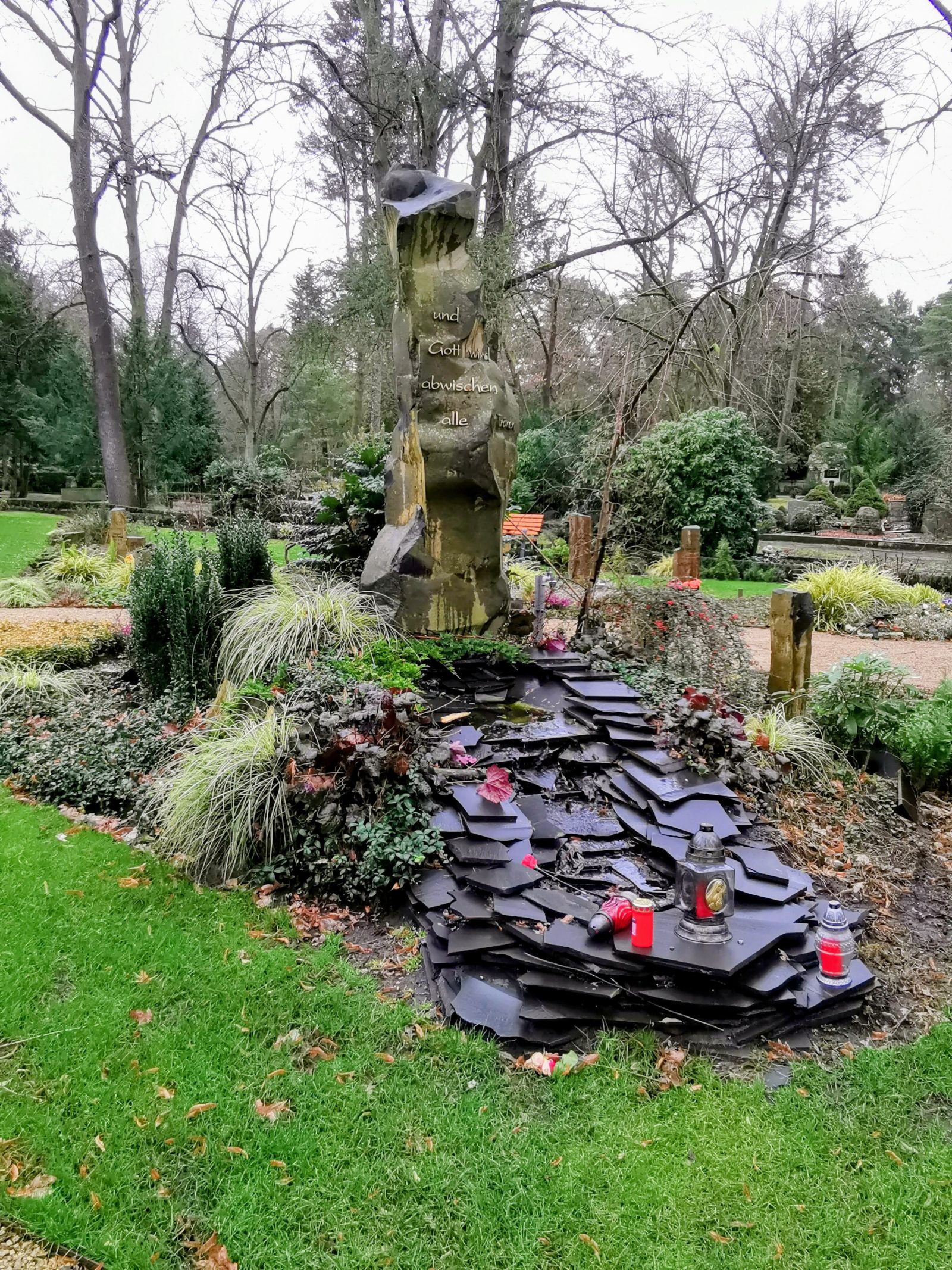 Flusslauf im Memoriam-Garten